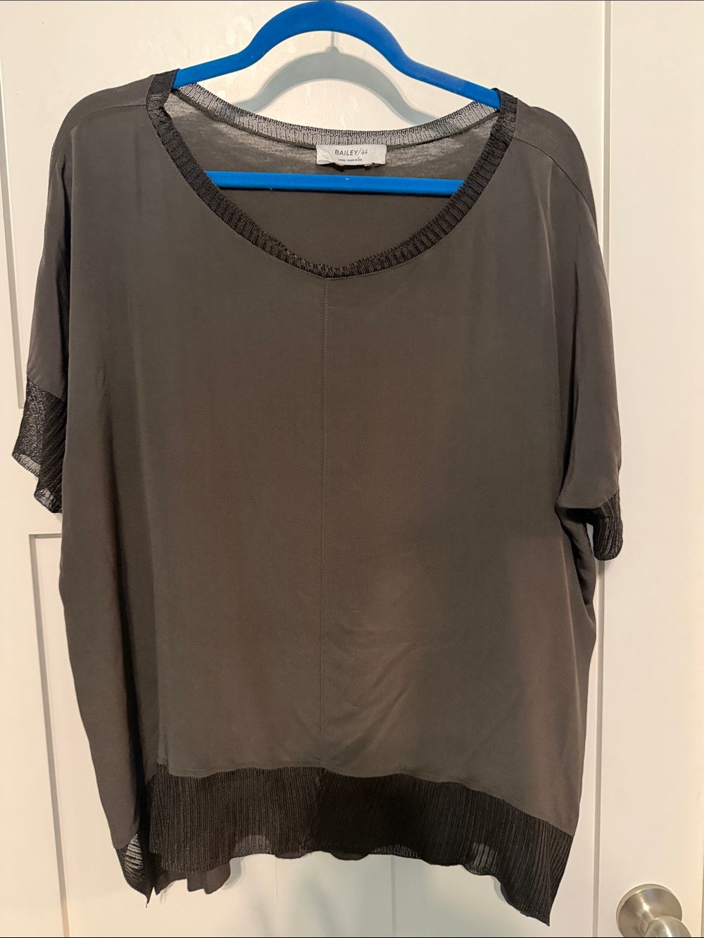 Bailey 44 100% Silk Olive Gray Scoop Neck Quiet Luxury Lagenlook Tee